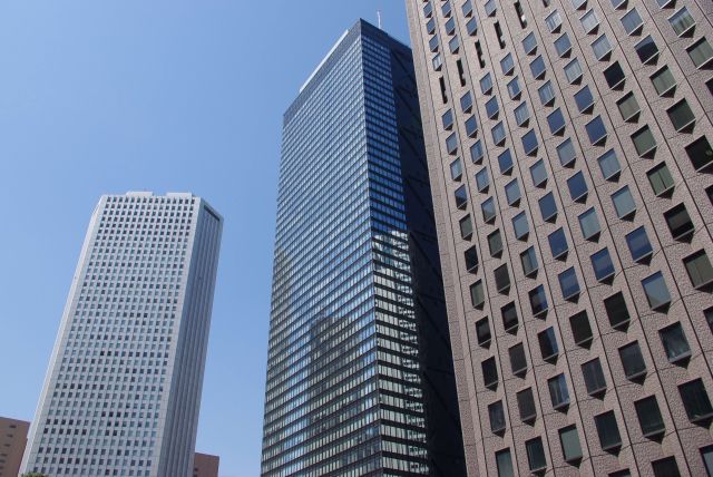 左から新宿住友ビル（210.3m）と新宿三井ビルディング（223.6m）。