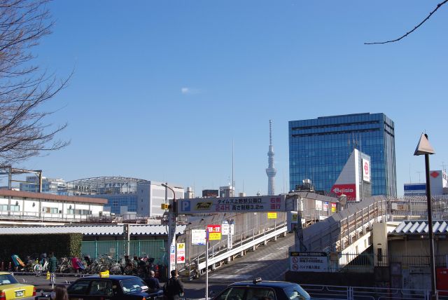 駅の向こうには東京スカイツリーも顔を出す。