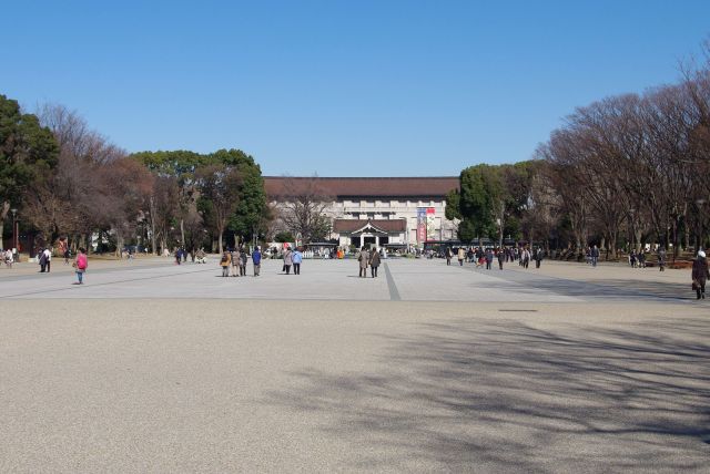 広大な園内、正面には東京国立博物館。