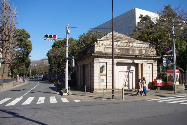 旧博物館動物園駅の入り口。