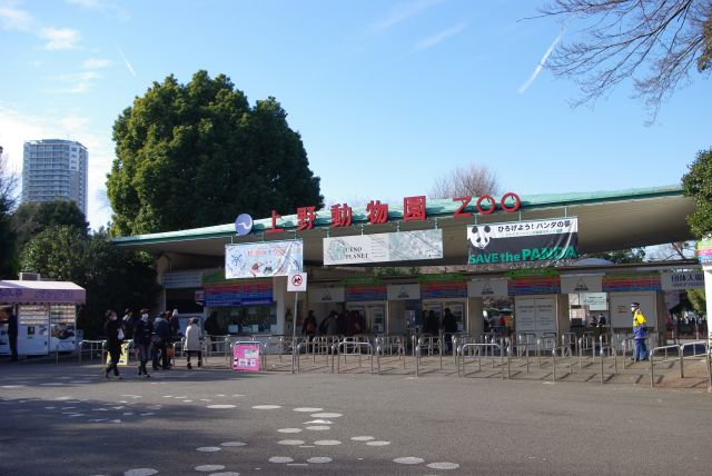 上野駅からの道の突き当たりには上野動物園。