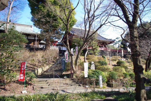 さくら通りを進むと清水観音堂、京都の清水寺を見立てたお堂で舞台もあります。