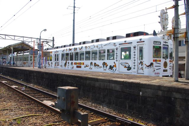 水戸岡鋭治氏デザインのたま電車が停車中。