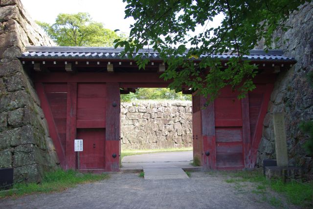 和歌山県庁近く、西側の追廻門から入ります。