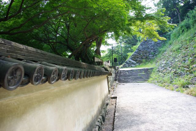 紅葉渓庭園の塀と石垣。