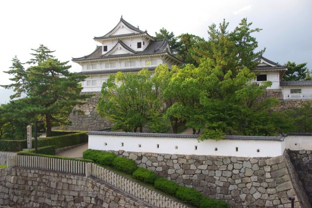 山陽新幹線新大阪方面ホームから間近にお城が見られます。階段の上に重要文化財の伏見櫓。