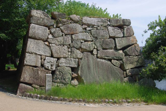本丸の中御門跡には粗い石垣。これも被爆の影響？大きな石も。