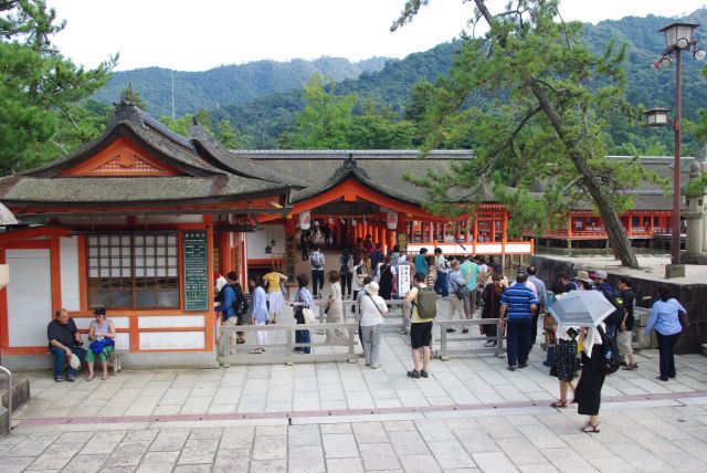 厳島神社の入口へ。国籍問わず沢山の人。