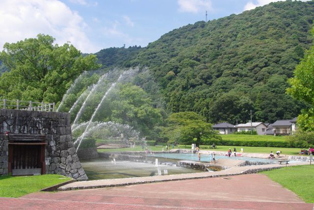 吉香公園では噴水で子供達が遊ぶ。