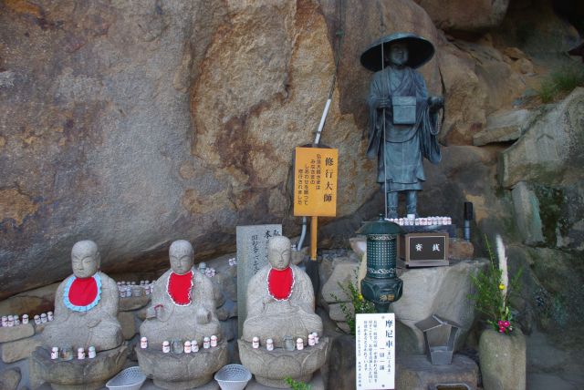 迫る岩壁には弘法大師の像。