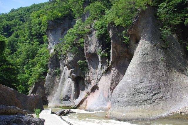 険しい岩々、水の流れは狭まる。