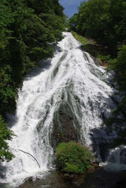 観瀑台より。湯ノ湖から流れ落ちる湯滝。高さがあり勢いよく流れ落ちる白い滝。
