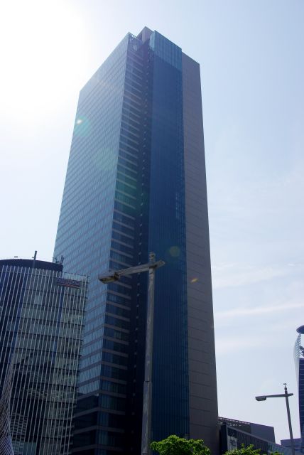 向かいに中部地方で最も高いミッドランドスクエア。