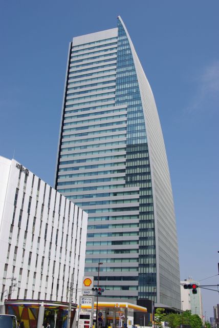 少し離れた所に曲線が特徴的な名古屋ルーセントタワー。