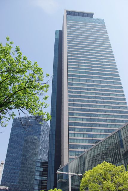 高層ビルが駅前を固める。