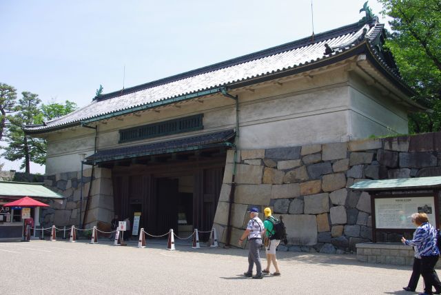 入城料を支払い、正門から入場します。正門は昭和34年に再建。