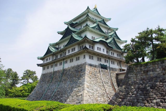 角度の変化する高さのある石垣に建つ名古屋城。