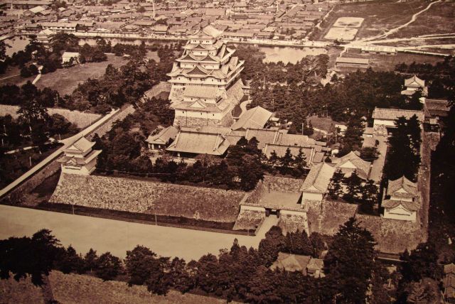 戦災焼失前の名古屋城の写真。今より建物や門が多い。