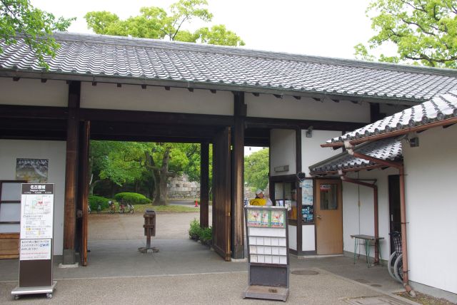庭園付近に名古屋城東門があります。地下鉄からはここが近い。