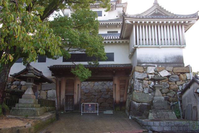 お城の正面へ。天守入口は横の吹揚神社側です。
