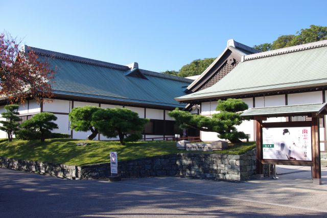 公園部の中央には徳島市立徳島城博物館。
