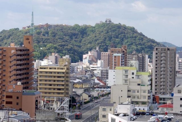 勝山に立つ松山城が見えます。
