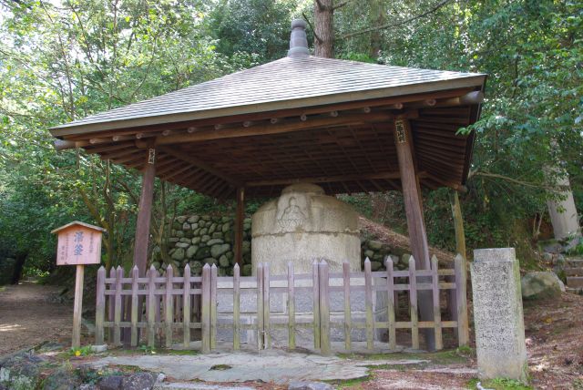 道後温泉側の「湯釜」は日本最古の湯釜で、一遍上人の「南無阿弥陀仏」が彫られています。