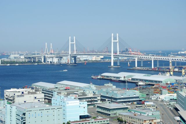 横浜ベイブリッジ、奥には鶴見つばさ橋や工業地帯。