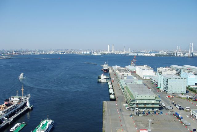 横浜港の湾内。