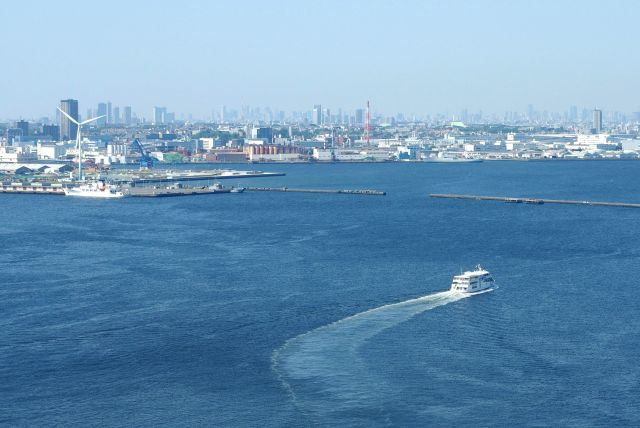 出発する船、ハマウィング、遠くに東京のビル群。