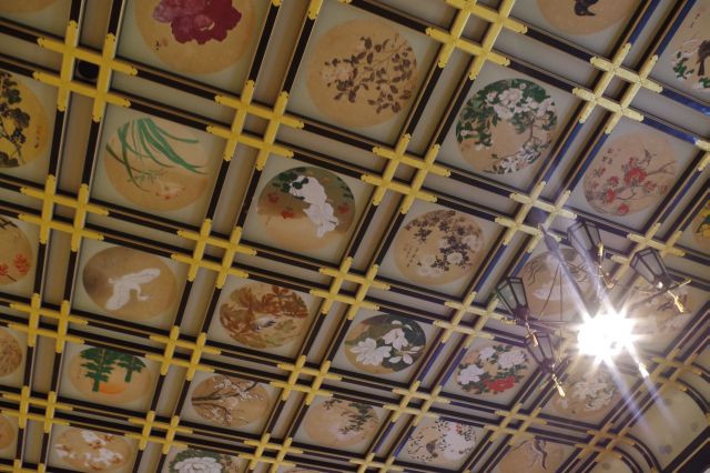 傘松閣の天井には沢山の絵が描かれています。