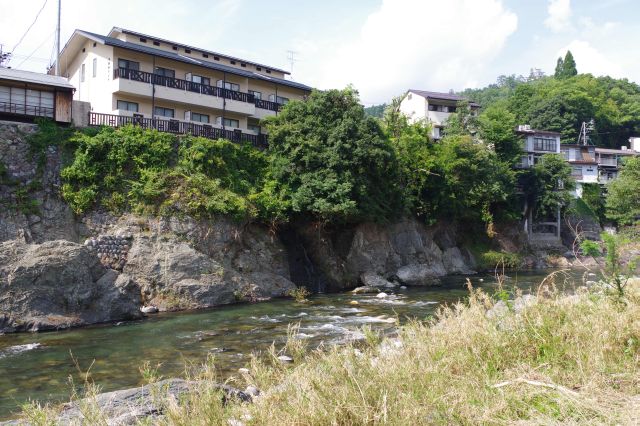 ダイナミックな岩を削る吉田川。