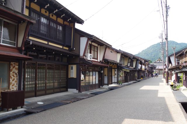 風情な日本家屋が並びます。ここまで来ると人は少なく静か。