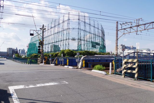 離れたもう１つの神奈川台場跡の台場公園へ向かいます。貨物線がたまに通ります。