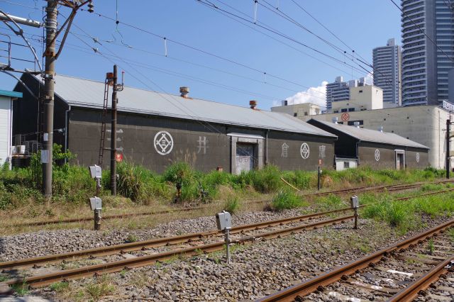 線路沿いに歴史ありそうな三井倉庫。