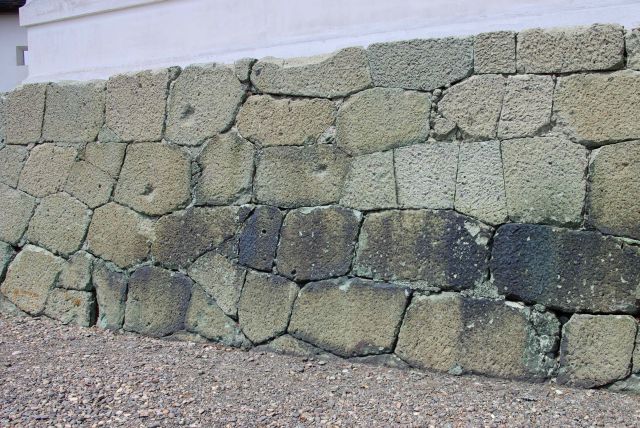 石垣には戊辰戦争で土方軍から砲撃された弾痕が残る。