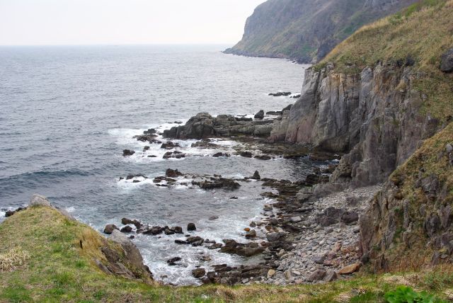 海岸はダイナミックな断崖の岩場。