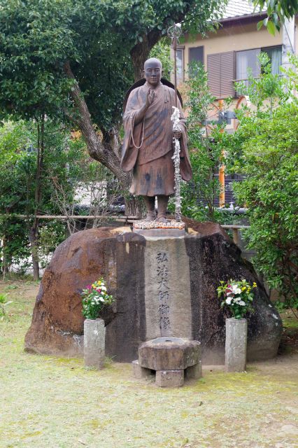 弘法大師の像。