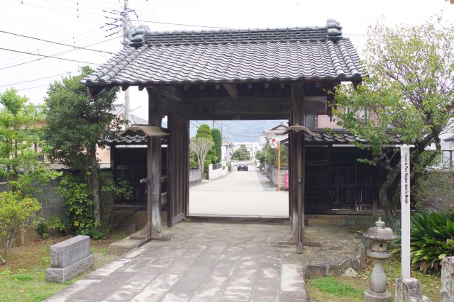 住宅街にひっそりと建つ、北条氏の隆盛を伝える寺院でした。