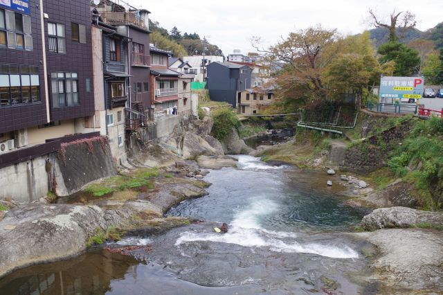 駐車場付近の渡月橋から桂川の下流方向、岩場を流れ落ちます。