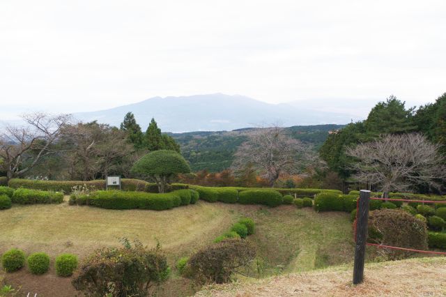 高台で愛鷹連山、三島方面も見えます。