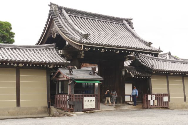 広大な京都御苑、その中の清所門から御所へ。手荷物検査があります。