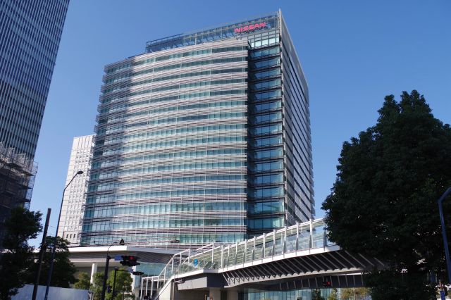 横浜駅東口、とちのき通り西交差点には日産本社。