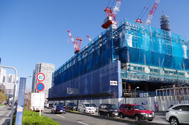 南側、新高島駅前の区画は建設中。