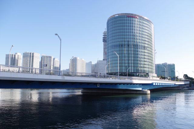 橋をくぐりベイクォーター側へ、シーバス乗り場があります。横浜駅東口へもデッキで直結。