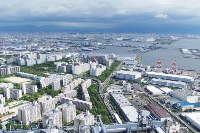 展望室は遮るものがなく開放的!南側はマンション、港、工業地帯。