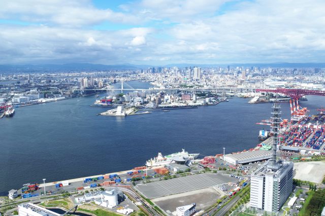 安治川河口部、大阪港周辺。奥には梅田のビル群。
