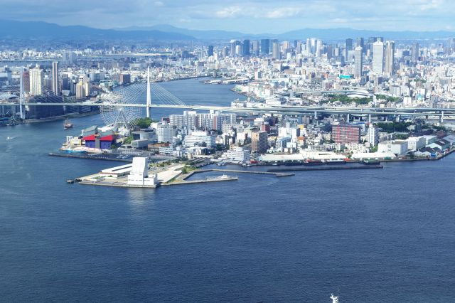 大阪港。ずっと奥には京都盆地。