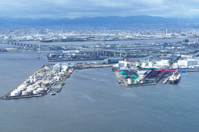 生々しい臨海工業地帯の風景。