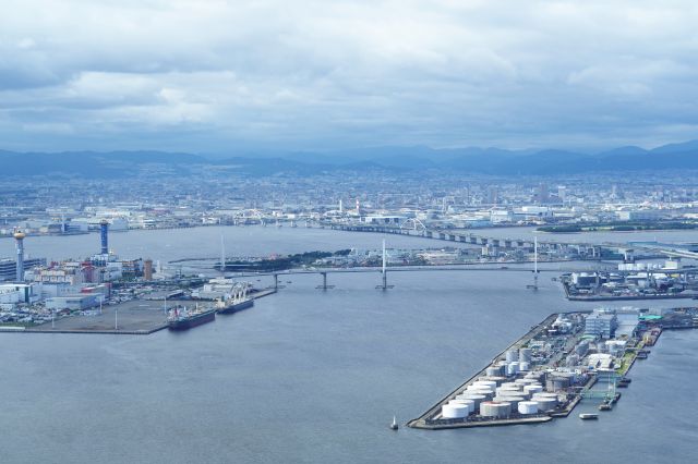 尼崎方面の工業地帯。高速道路が淀川河口を渡る。